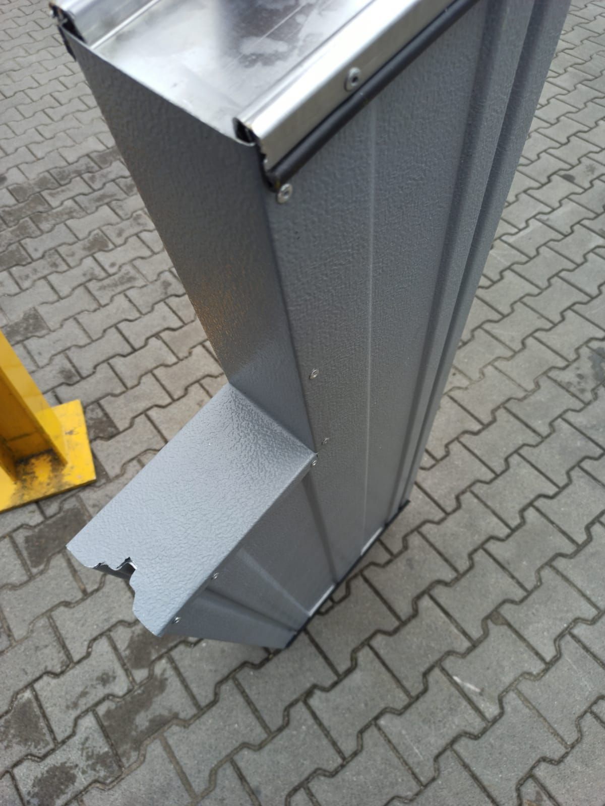 Otwory technologiczne w obudowie akustycznej