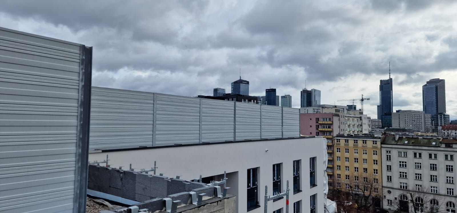 Obudowa akustyczna na dachu domu wielorodzinnego Warszawa