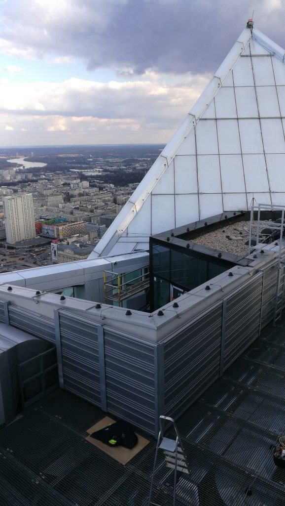 Obudowa akustyczna na dachu wieżowca  Warszawa Złota 44