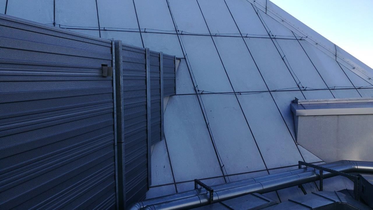 Obudowa akustyczna na dachu wieżowca  Warszawa Złota 44