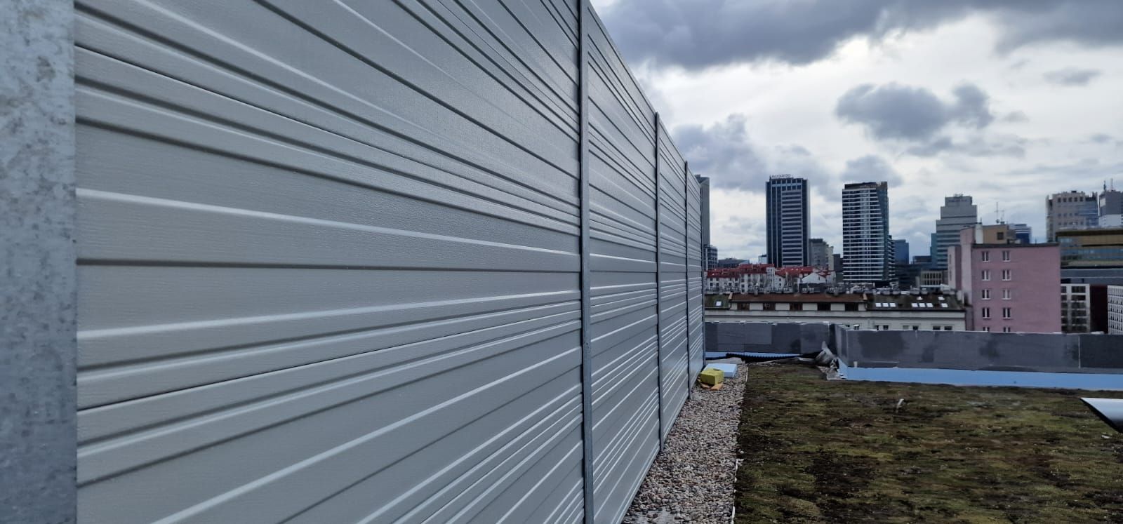 Obudowa akustyczna na dachu domu wielorodzinnego Warszawa