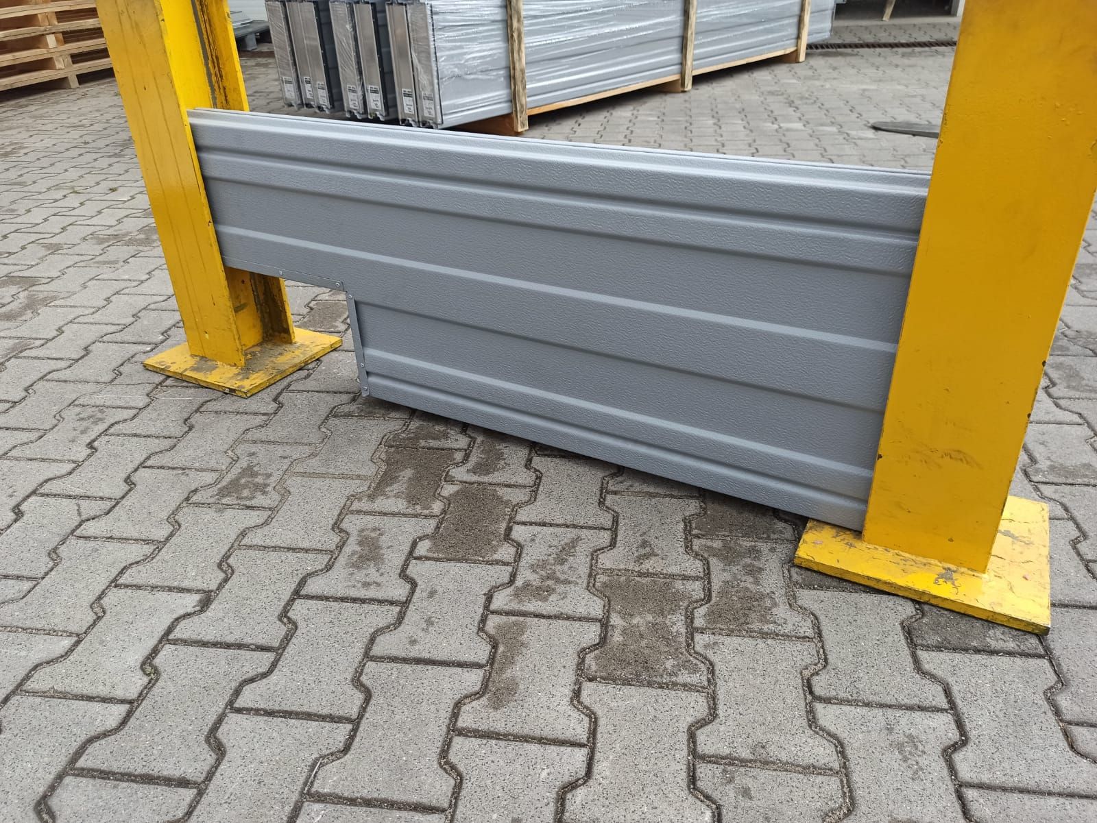 Otwory technologiczne w obudowie akustycznej