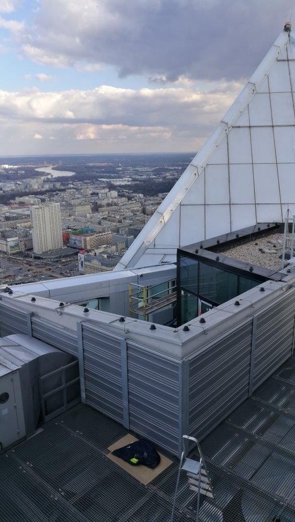 Obudowa akustyczna na dachu wieżowca  Warszawa Złota 44